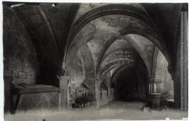 Saint-Bertrand-de-Comminges : la galerie des tombeaux. Hélio 16. - Toulouse : héliogravure Labouche frères, marque LF au verso, [entre 1930 et 1937]. - Carte postale