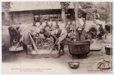 Les Soeurs Bleues de Castres au Gabon : préparation du manioc. - Toulouse : phototypie Labouche frères, marque LF au verso, [entre 1918 et 1937]. - Carte postale