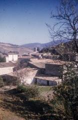 9301-9302. Village, paysage de l'Aude.