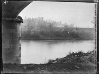 Carcassonne. Vue prise depuis l'arche d'un pont. - 10 janvier 1923.