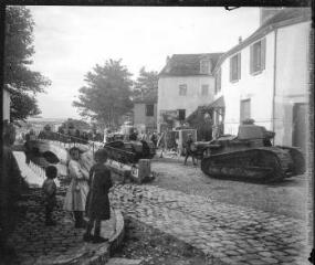 Compagnie de chars d'assaut passant devant le bureau du 4e bataillon du 47e R.I.T. le 28/9/18 à Senlis.