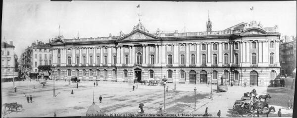 [Toulouse : place et façade du Capitole]. - Toulouse : maison Labouche frères, [entre 1900 et 1920]. - Photographie