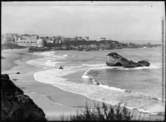 [Biarritz : panorama de la Grande plage]. - Toulouse : édition Labouche frères, [entre 1927 et 1950]. - Photographie