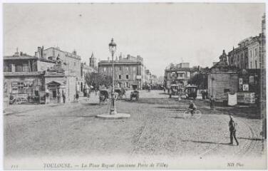 111. Toulouse : la place Roguet (ancienne porte de ville). - [s.n], [s.l], marque ND Phot, [entre 1920 et 1950]. - Carte postale