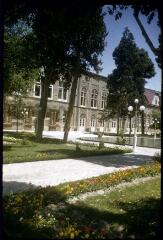 A 210-218. Téhéran : musée, Palais du Golestan (jardin des roses), Chahr Rey : mausolée de Réza Chah le Grand, XXe siècle, porte de la mosquée.