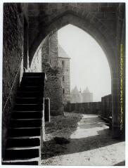 Carcassonne (Aude) : la Cité : remparts de l'ouest / J.-E. Auclair photogr. - [entre 1920 et 1950]. - Photographie