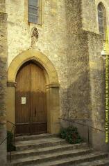 Plan rapproché du portail, vue de biais [Portail surmonté d'une niche dans laquelle est située une statue de la Vierge à l'Enfant]. - Prise de vue du 19 octobre 1998.