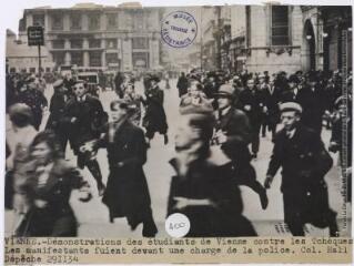 Vienne : démonstrations des étudiants de Vienne contre les Tchèques : les manifestants fuient devant une charge de la police / photographie Associated Press Photo, Paris. - 28 novembre 1934. - Photographie