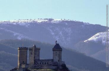Foix : château comtal fortifié.