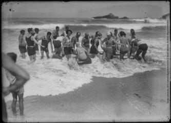 [Biarritz : groupe de baigneurs et baigneuses : départ en bateau pneumatique]. - Toulouse : édition Labouche frères, [entre 1920 et 1950]. - Photographie