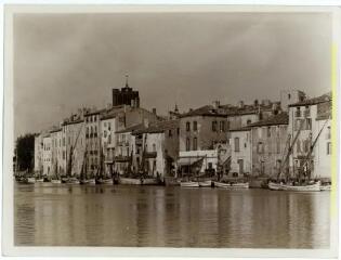 Agde (Hérault) : bateaux, maisons du quai et clocher de la cathédrale Saint-Etienne / J.-E. Auclair photogr. - [entre 1920 et 1950]. - Photographie