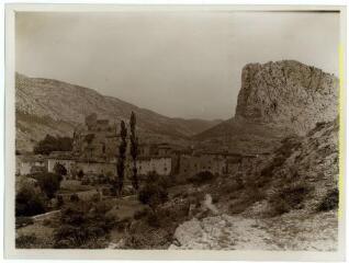 Saint-Jean de Buèges (Hérault) : village et vestiges du château / J.-E. Auclair photogr. - [entre 1920 et 1950]. - Photographie