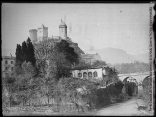 Ariège : château de Foix avec confluent Ariège-Arget ; vue prise depuis la gare / cliché François Gadrat. - [entre 1905 et 1915].