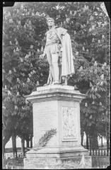 Le Gers. 350. Lectoure : statue du Maréchal Lannes, Duc de Montebello. - Toulouse : éditions Pyrénées-Océan, Labouche frères, [entre 1937 et 1950]. - Carte postale