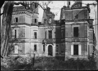 [Rouffignac (Dordogne) incendié par les Allemands le 31 mars 1944 : le château]. - Toulouse : édition Labouche frères, après 1944. - Photographie