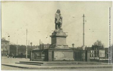 185. Toulouse : statue de Riquet par Griffoul-Dorval inaugurée le 20 septembre 1853. - Toulouse : maison Labouche frères, [entre 1900 et 1940]. - Photographie