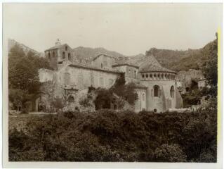 Saint-Guilhem-le-Désert (Hérault) : abbaye de Gellone / J.-E. Auclair photogr. - [entre 1920 et 1950]. - Photographie