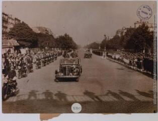 [Paris : le général de Gaulle remontant l'avenue des Champs-Elysées en voiture]. - [26 août 1944]. - Photographie