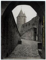 Carcassonne (Aude) : la Cité : passage de la porte d'Aude / J.-E. Auclair photogr. - [entre 1920 et 1950]. - Photographie
