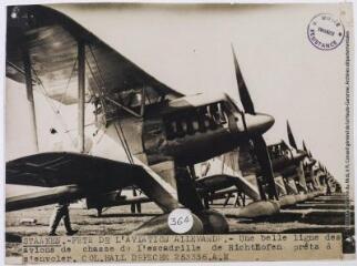 Staaken : fête de l'aviation allemande : une belle ligne des avions de chasse de l'escadrille de Richthofen prêts à s'envoler / photographie Associated Press Photo, Paris. - 23 mars 1936. - Photographie