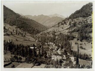 Les Bordes-sur-Lez (Ariège) : village et montagnes / J.-E. Auclair photogr. - [entre 1920 et 1950]. - Photographie