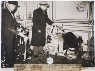 Paris : un nouveau dépôt d'armes est découvert à Paris : les uniformes découverts / photographie Keystone, Paris. - 16 janvier 1938. - Photographie