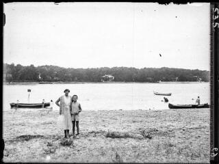 Hossegor : la famille Gaussen sur la plage et l'étang. - entre le 27 août et le 4 septembre 1932.