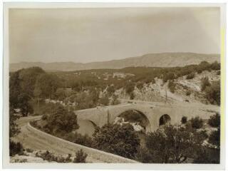 Environs de Ganges (Hérault) : paysage de montagne et garrigue vu près du pont gothique de Saint-Etienne d'Issensac (Brissac) / J.-E. Auclair photogr. - [entre 1920 et 1950]. - Photographie
