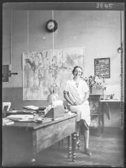 Laboratoire de botanique forestière : bureau du rez-de-chaussée : Fernande Flous, collaboratrice de Henri Gaussen à son travail. - Automne 1939.