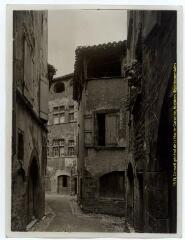 Saint-Antonin-Noble-Val (Tarn-et-Garonne) : vieille rue pavée / J.-E. Auclair photogr. - [entre 1920 et 1950]. - Photographie