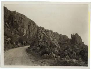 Les Plans (Hérault) : col du Perthus : chemin entre les rochers / J.-E. Auclair photogr. - [entre 1920 et 1950]. - Photographie
