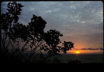 B 5086-5088. Pondichéry (Tamil Nadu, Inde) : lever de soleil.