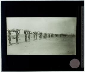 72. [Colonne d'hommes ramenant le produit de leur chasse aux antilopes].