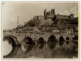 Béziers (Hérault) : le Pont-Vieux sur l'Orb et la ville haute (cathédrale Saint-Nazaire sur son éperon rocheux) / J.-E. Auclair photogr. - [entre 1920 et 1950]. - 2 photographies
