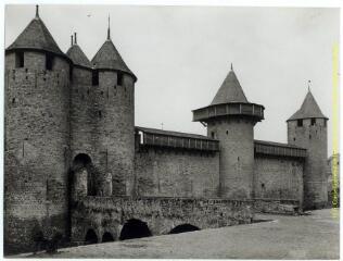 Carcassonne (Aude) : la Cité : entrée du château comtal / J.-E. Auclair photogr. - [entre 1920 et 1950]. - Photographie