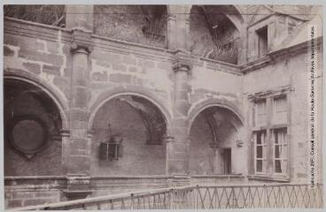 Basses-Pyrénées. Nay : intérieur de la maison de Jeanne d'Albret. - Toulouse : maison Labouche frères, [entre 1900 et 1940]. - Photographie