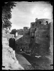 Angers : le château : tours de l'enceinte. - [juin 1910]. - Photographie