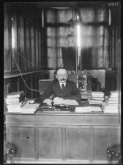 Professeur Mathieu Leclerc dans son bureau. - [après 1929]