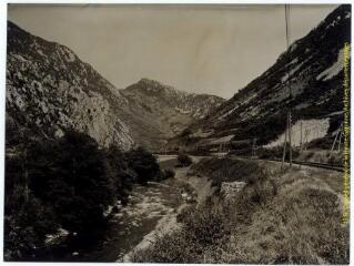 Saint-Martin-Lys (Aude) : vallée de l'Aude (ligne de chemin de fer) / J.-E. Auclair photogr. - [entre 1920 et 1950]. - Photographie