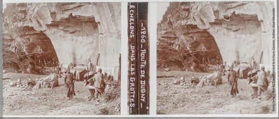 1260. Route de Dugny : échelons dans les grottes, [entre 1914 et 1918]. - Photographie