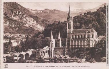 822. Lourdes : les rampes et la basilique. Au fond, l'Arbiden [l'Ardiden]. - Toulouse : éditions Pyrénées-Océan, Labouche frères, marque LF, [entre 1930 et 1950]. - Carte postale