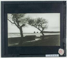 [Paysage de mer à Hendaye et les deux rochers jumeaux]. - [entre 1920 et 1940].