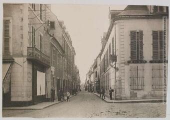 Les Basses-Pyrénées. 954. Orthez : rue du Commerce. - Toulouse : phototypie Labouche frères, [entre 1905 et 1918], tampon d'édition du 1er juillet 1918. - Carte postale