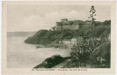 137. Environs d'Hyères : Port-Cros : un coin de la baie. - Hyères : Hue éditeur, marque Hue, [vers 1929]. - Carte postale