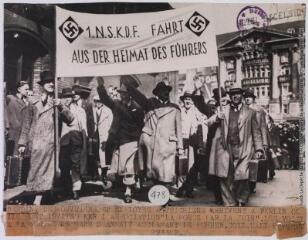 Berlin : des ouvriers et employés autrichiens arrivent à Berlin où ils sont invités par l'association "La force par la joie". Les voici à la sortie de gare d'Anhalt acclamant le Führer / photographie S.A.F.A.R.A., Paris [copyright BNF]. - 23 mars 1938. - Photographie