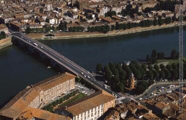 Toulouse : quartier de Saint-Cyprien : vue sur la Garonne et le Pont-Neuf. - septembre 1984. - Photographie