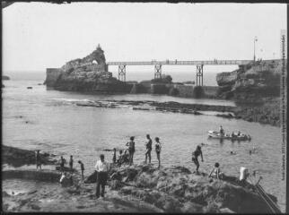 [Biarritz : le bain au Port-Vieux devant le pont du rocher de la Vierge]. - Toulouse : édition Labouche frères, [entre 1920 et 1950]. - Photographie