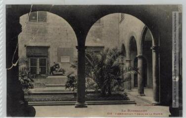 Le Roussillon. 618. Perpignan : cour de la mairie. - Toulouse : phototypie Labouche frères, marque LF au recto, [1918]. - Carte postale