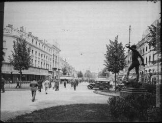 [Toulouse : place Wilson : square Lafayette : statue de "Moïse brisant ses fers"]. - Toulouse : édition Labouche frères, [entre 1920 et 1950]. - Photographie