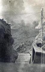 Eclatement d'une torpille de 100 kg ("le casque à pointe"), vue prise de mon poste de secours des Noyers (Champagne). - [entre 1915 et 1916]. - Photographie